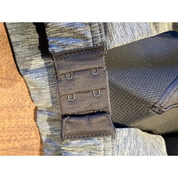 Under Armour Gray Black Padded Hook Back Zip Sports Bra Size 32DD Non-Wire - Picture 4 of 6